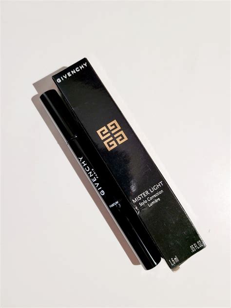 Givenchy 5 Mister Biscuit Mister Light Instant Light Product Info